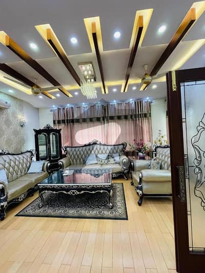 ڈی ایچ اے فیز 5 ڈیفنس (ڈی ایچ اے),لاہور میں 5 کمروں کا 1 کنال مکان 4.0 لاکھ میں کرایہ پر دستیاب ہے۔