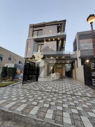 10 Marla Beautiful Design House For Sale Near To Market Or Park