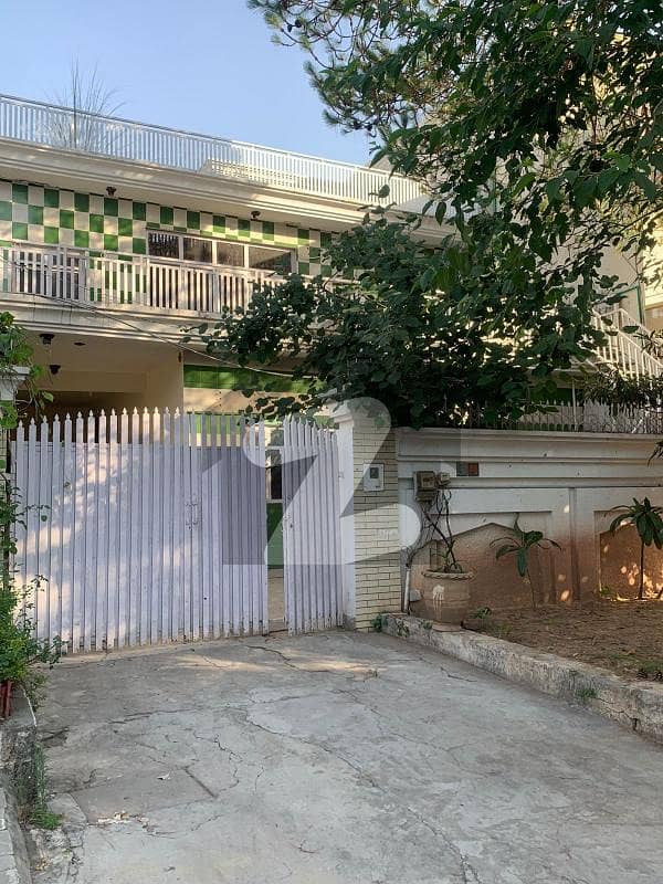 I-8 Beautiful Near Kachnar Park Ground Portion For Rent. I-8 Beautiful Near Kachnar Park Ground Portion For Rent.