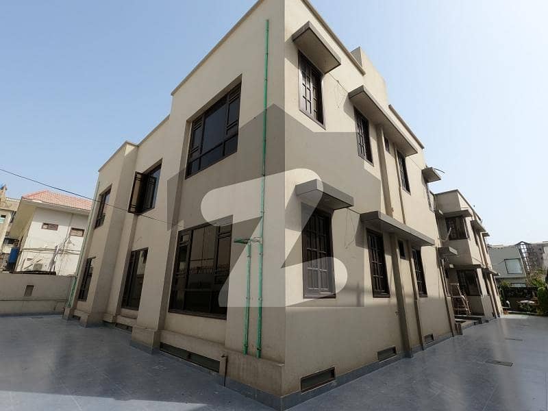 1000 YARDS Solid Construction And Architect-Designed House 1000 YARDS Solid Construction And Architect-Designed House