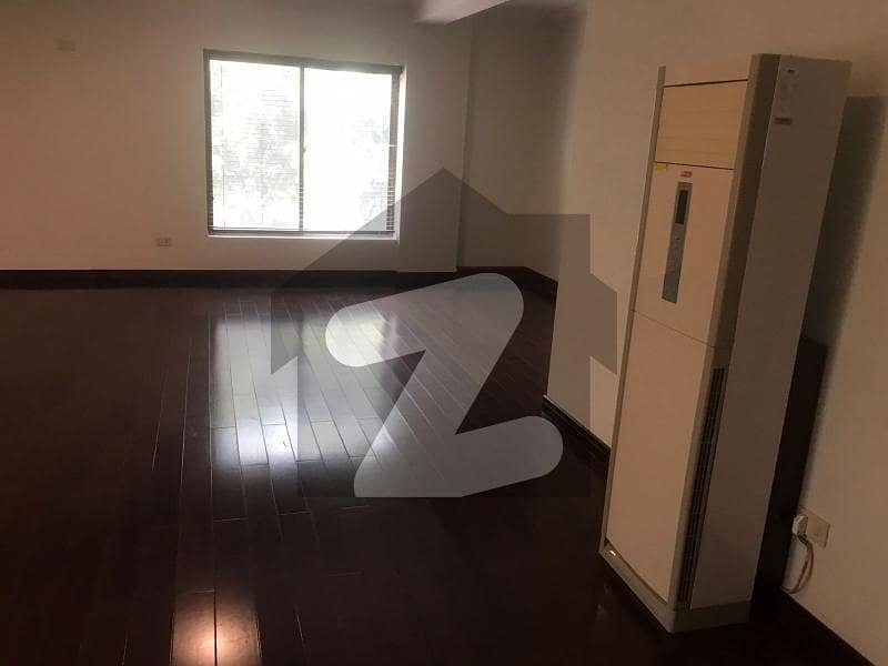 3 Bedroom Apartment in Gulberg 3 Bedroom Apartment in Gulberg