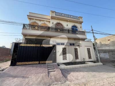 ملتان پبلک سکول روڈ ملتان میں 4 کمروں کا 5 مرلہ مکان 1.35 کروڑ میں برائے فروخت۔