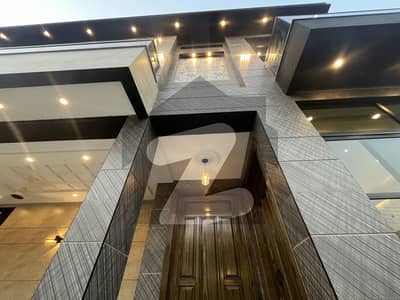 طارق گارڈنز لاہور میں 5 کمروں کا 10 مرلہ مکان 3.95 کروڑ میں برائے فروخت۔