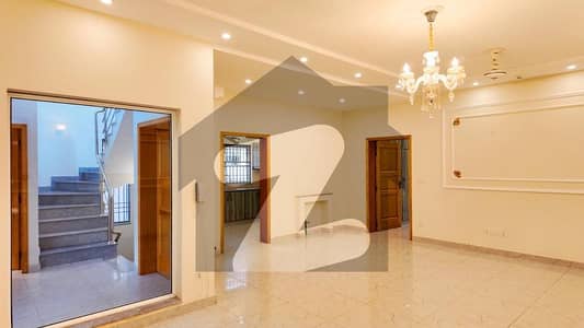 Brand New Full Basement 10 Marla House