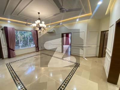 ایف ۔ 8 اسلام آباد میں 6 کمروں کا 1 کنال مکان 11.0 لاکھ میں کرایہ پر دستیاب ہے۔