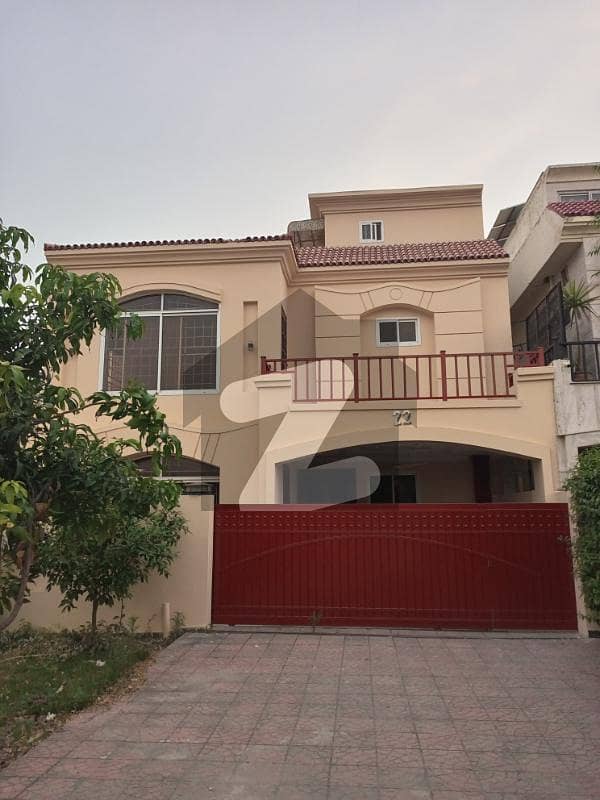 10 Marla House For Rent With Basement & Green Belt 10 Marla House For Rent With Basement & Green Belt