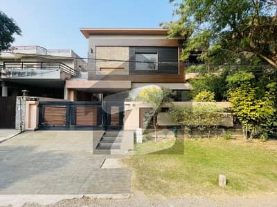 BEAUTIFULL TEN MARLA HOUSE AVAILABLE FOR RENT IN DHA PHASE 5 ,