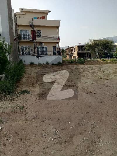 ڈی ۔ 12 اسلام آباد میں 8 مرلہ رہائشی پلاٹ 6.4 کروڑ میں برائے فروخت۔