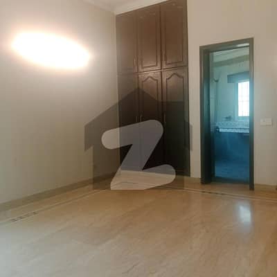 ڈی ایچ اے فیز 3 ڈیفنس (ڈی ایچ اے),لاہور میں 5 کمروں کا 1 کنال مکان 1.7 لاکھ میں کرایہ پر دستیاب ہے۔