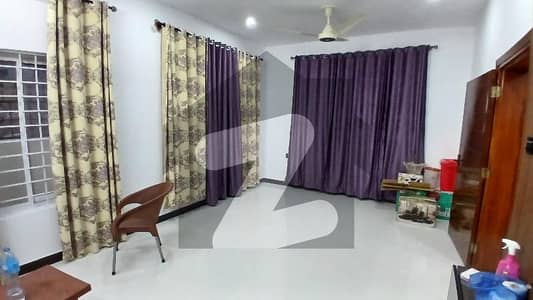 بالقیاز ٹاؤن ایبٹ آباد میں 6 کمروں کا 4 مرلہ مکان 2.5 کروڑ میں برائے فروخت۔