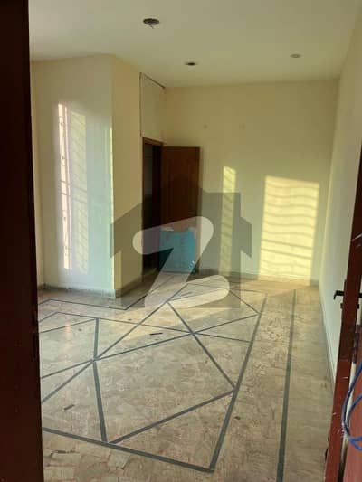 4 Marla Center Wala Portion For Rent
