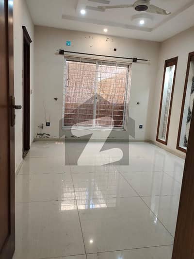 KANAL INDEPENDENT UPPER PORTION AVAIL FOR RENT