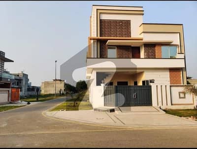 BRAND NEW 10 MARLA HOUSE AVAILABLE FOR RENT NEAR MAIN BOULEVARD