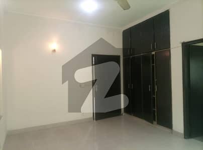 10 MARLA UPPER PORTION WITH SEPARATE GATE SLIGHTLY USED AVAILABLE FOR RENT