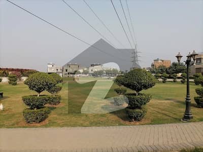 فور سِیزن ہاؤسنگ فیصل آباد میں 1 کنال رہائشی پلاٹ 8.36 کروڑ میں برائے فروخت۔