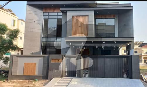 10 Marla Ultra Modern House Available For Sale