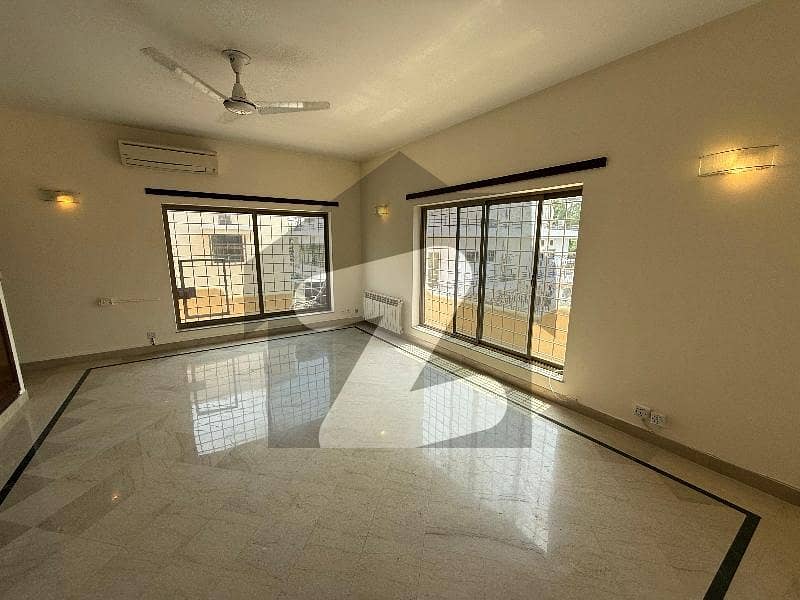 ایف ۔ 8 اسلام آباد میں 6 کمروں کا 1 کنال مکان 8.0 لاکھ میں کرایہ پر دستیاب ہے۔