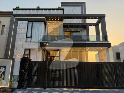 بحریہ ٹاؤن اقبال بلاک بحریہ ٹاؤن سیکٹر ای,بحریہ ٹاؤن,لاہور میں 5 کمروں کا 10 مرلہ مکان 5.25 کروڑ میں برائے فروخت۔