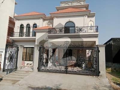 خیابانِ شیر سرگودھا میں 5 کمروں کا 12 مرلہ مکان 6.5 کروڑ میں برائے فروخت۔