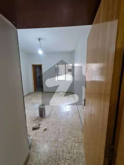 800 SQFT WELL-MAINTAINED 2 BED FLAT FOR SALE IN ADAMJEE NAGAR BLOCK B PRIME LOCATION