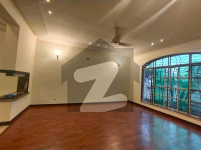 ONE KANAL BEAUTIFUL HOUSE AVALIABLE FOR RENT IN DHA DEFANCE PHASE 3