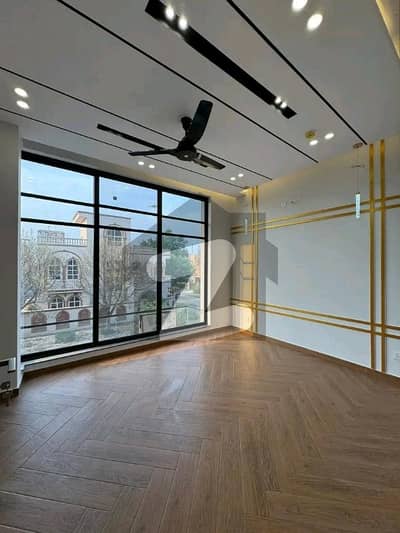 BEAUTIFUL UPPER PORTION FOR RENT AVAILABLE WITH GAS
