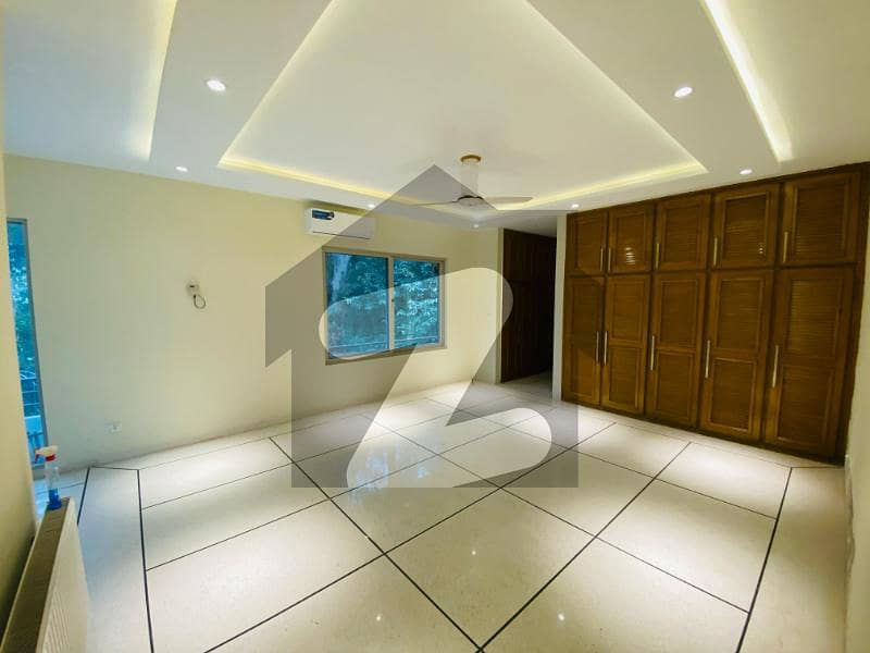 FOR RENT Fully Renovated Triple Storey House F-6/1 FOR RENT Fully Renovated Triple Storey House F-6/1