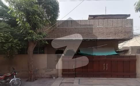 اعوان ٹاؤن لاہور میں 6 کمروں کا 1 کنال مکان 3.8 کروڑ میں برائے فروخت۔