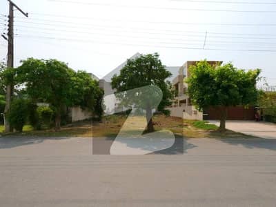 ازمیر ٹاؤن لاہور میں 1 کنال رہائشی پلاٹ 3.9 کروڑ میں برائے فروخت۔