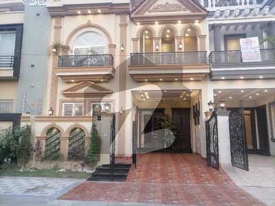 Facing Park House Of 5 Marla In Central Park - Block A1 Is Available