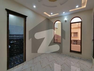 ایل ڈی اے ایوینیو لاہور میں 5 کمروں کا 10 مرلہ مکان 4.35 کروڑ میں برائے فروخت۔
