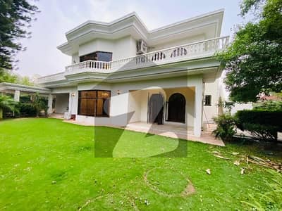 ایف ۔ 8 اسلام آباد میں 5 کمروں کا 2 کنال مکان 9.0 لاکھ میں کرایہ پر دستیاب ہے۔