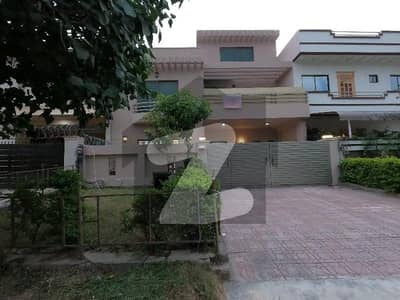 Double Storey 2450 Square Feet House Available In G-13/1 For sale