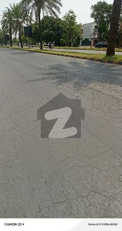 ڈی ایچ اے فیز 8 ڈیفنس (ڈی ایچ اے),لاہور میں 1 کنال رہائشی پلاٹ 5.25 کروڑ میں برائے فروخت۔