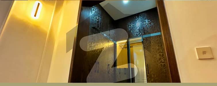 ڈی ایچ اے فیز 8 - بلاک وی فیز 8,ڈیفنس (ڈی ایچ اے),لاہور میں 7 کمروں کا 1 کنال مکان 11.6 کروڑ میں برائے فروخت۔