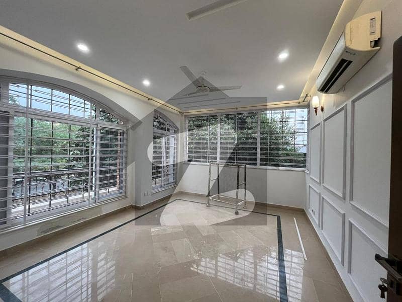 PRIME LOCATION HOUSE AVAILALE FOR RENT PRIME LOCATION HOUSE AVAILALE FOR RENT