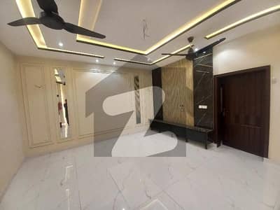 LUXURIOUS LIVING 11MARLA CORNER HOUSE FOR SALE CENTRAL BLOCK L. D. A APPROVED GAS AVAILABLE MORE DETAILS CONTACT ME VISIT ANY TIME