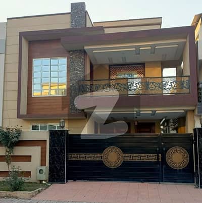 بحریہ ٹاؤن فیز 7 بحریہ ٹاؤن راولپنڈی,راولپنڈی میں 5 کمروں کا 10 مرلہ مکان 4.5 کروڑ میں برائے فروخت۔