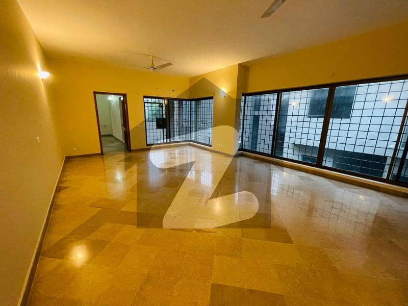 Luxury Triple-Story House With Basement & Front Garden Luxury Triple-Story House With Basement & Front Garden