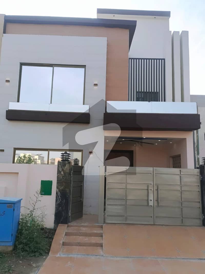 Facing Park Modern New House Facing Park Modern New House