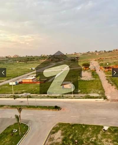Pechs. Main Double Rode Corner Plot Available For Sale