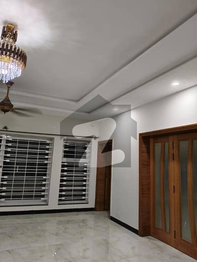 BEAUTIFUL HOUSE FOR RENT IN F-11 PEACE FULL LOCATION VERY GOOD LOCATION VIP LOAN