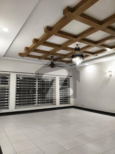 BEAUTIFUL HOUSE FOR RENT IN F-11 PEACE FULL LOCATION VERY GOOD LOCATION VIP LOAN