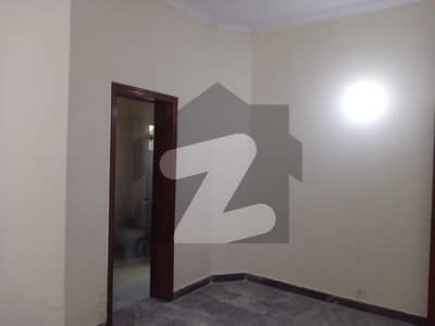 ڈی ایچ اے فیز 4 - بلاک ڈبل ای فیز 4,ڈیفنس (ڈی ایچ اے),لاہور میں 4 کمروں کا 10 مرلہ مکان 2.25 لاکھ میں کرایہ پر دستیاب ہے۔