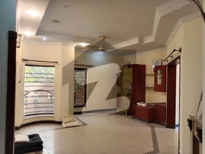 10 Marla Luxurious House Available For Rent