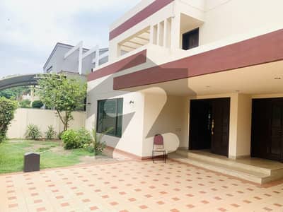 ONE KANAL BEAUTIFUL HOUSE AVAILABLE FOR RENT DHA PHASE 5 HOT LOCATION