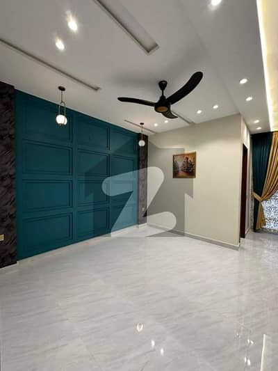 بحریہ ٹاؤن فیز 8 بحریہ ٹاؤن راولپنڈی,راولپنڈی میں 6 کمروں کا 8 مرلہ مکان 2.35 کروڑ میں برائے فروخت۔