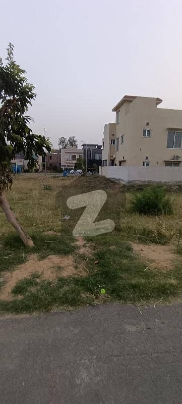 ڈی ایچ اے فیز 8 - بلاک زیڈ 4 ڈی ایچ اے فیز 8,ڈیفنس (ڈی ایچ اے),لاہور میں 10 مرلہ رہائشی پلاٹ 1.05 کروڑ میں برائے فروخت۔