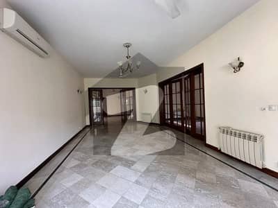 ایف ۔ 8 اسلام آباد میں 5 کمروں کا 1 کنال مکان 9.5 لاکھ میں کرایہ پر دستیاب ہے۔