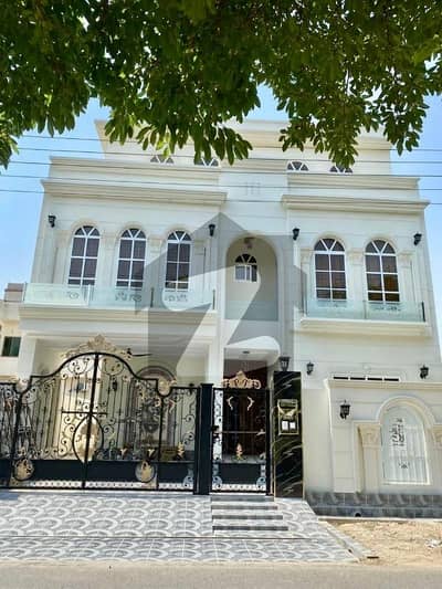Facing Park 10 Marla House Available For Sale In Canal View - Sector 3, Gujranwala